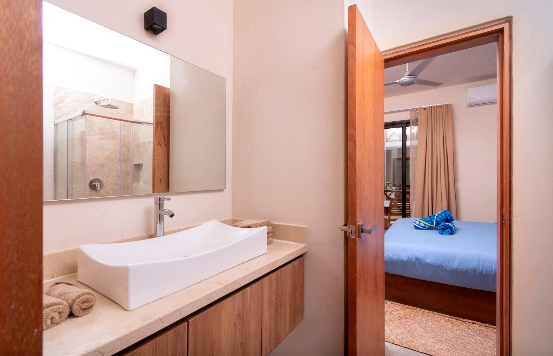 Baño de la suite con acceso a la recámara
