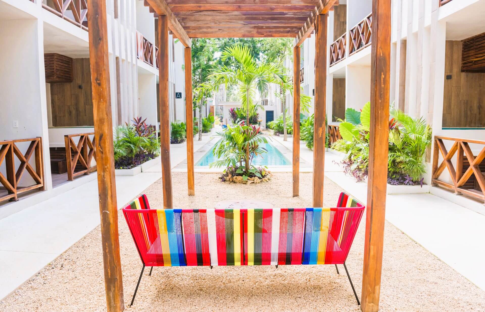 Patio central con palmeras y alberca