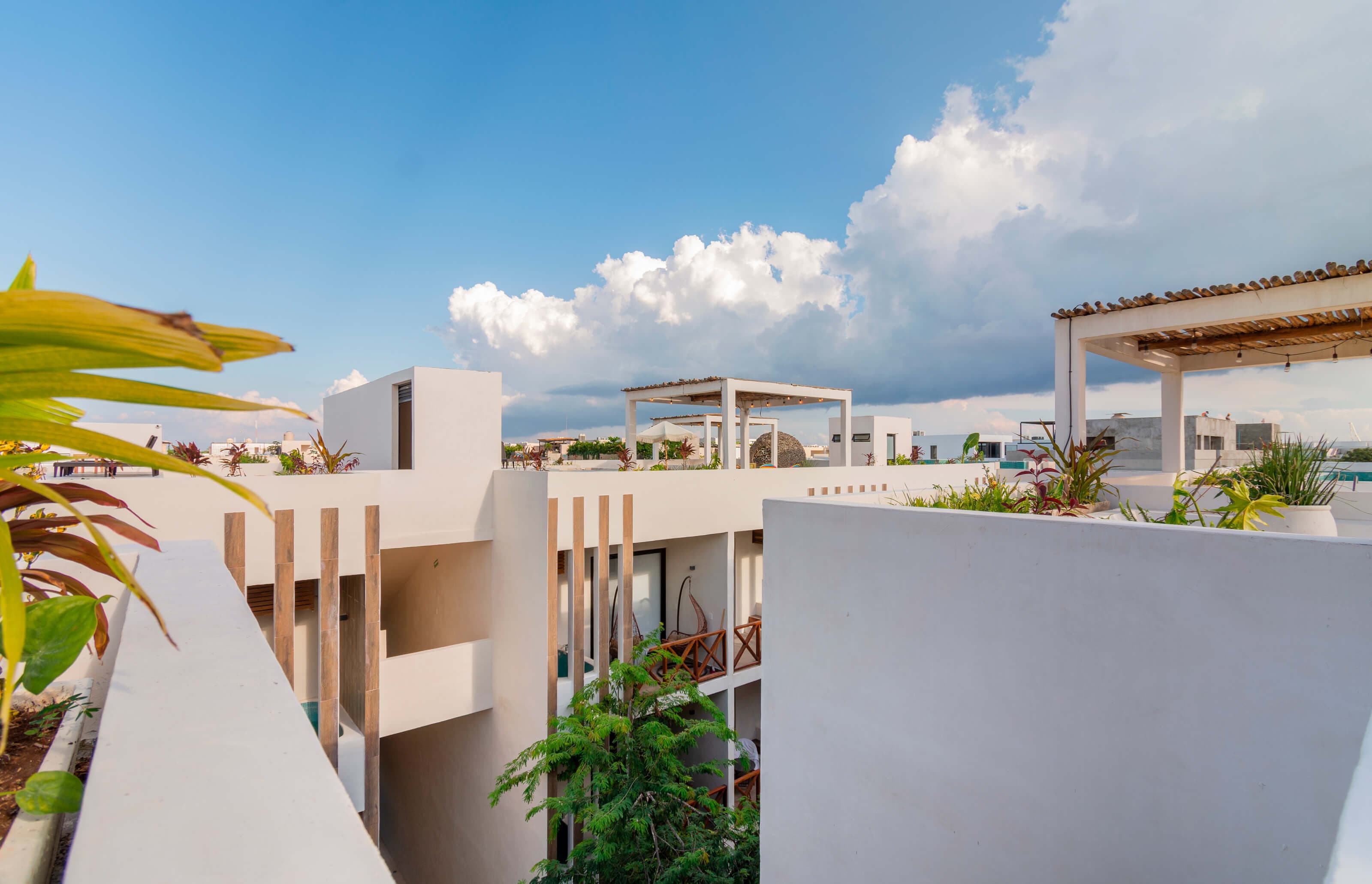 Terraza con pérgolas al atardecer